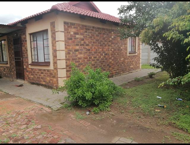 3 BEDROOM HOUSE FOR SALE IN SERALENG